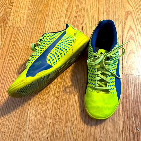 Kids Pumas indoor soccer shoes size UK 4/ 5 US. - Picture 5 of 5